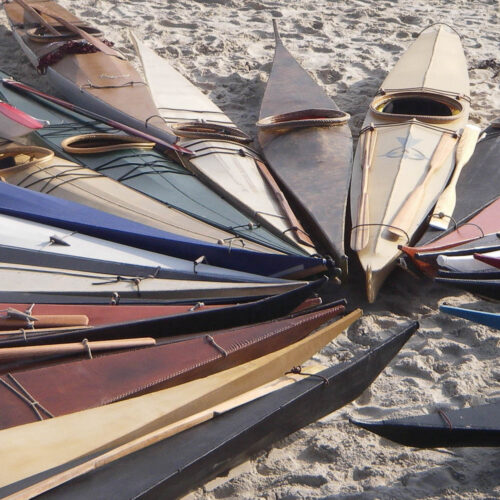 Bouquet de kayaks de mer traditionnels.