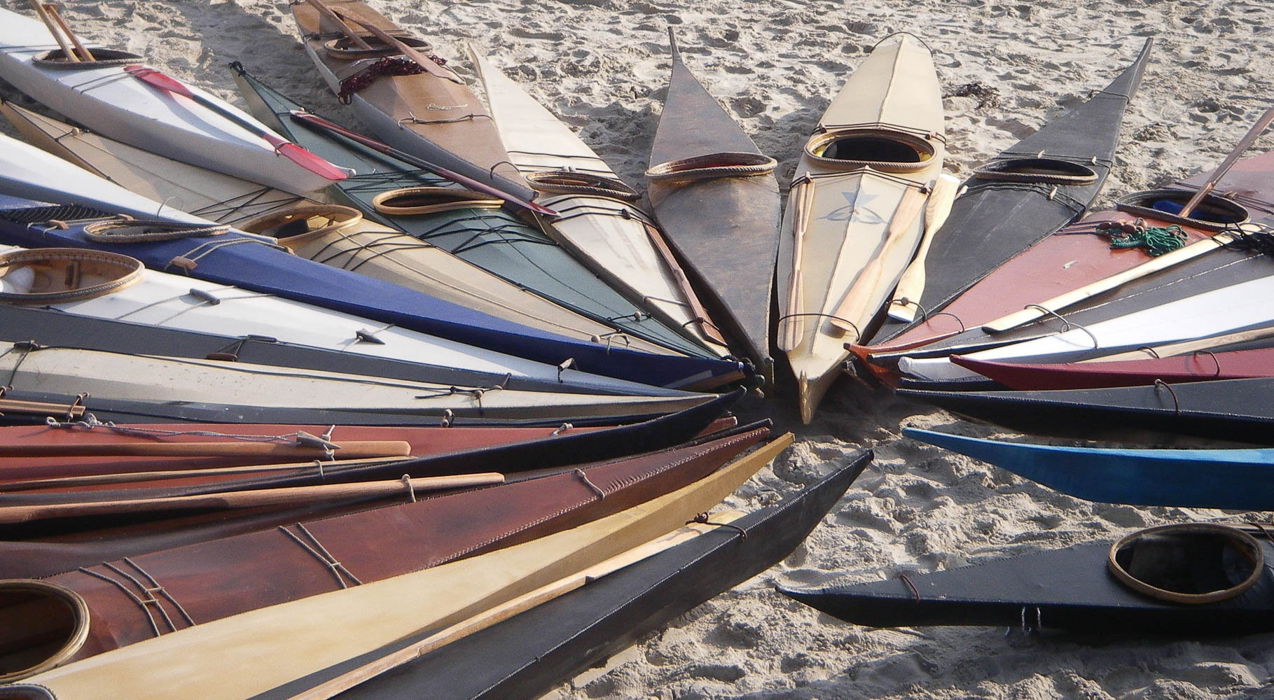 Bouquet de kayaks de mer traditionnels.