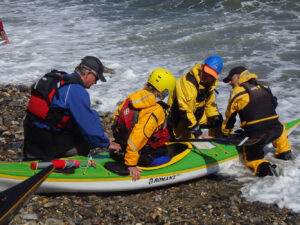 Embarquement en shore break, kayak de mer.