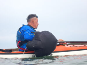 Apprentissage de l'esquimautage en kayak de mer avec un avataq