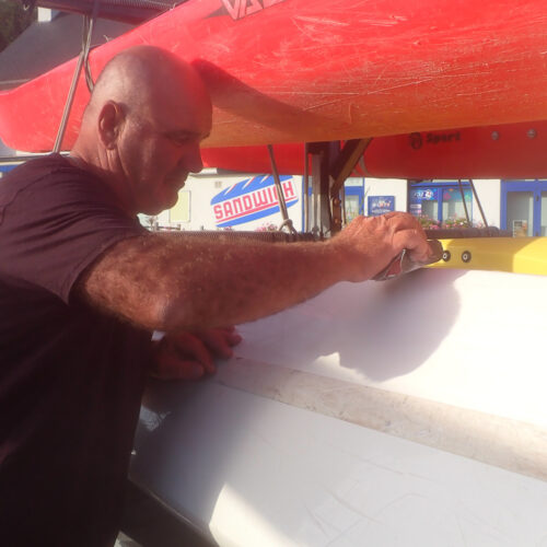 Réparation kayak de mer sur une remorque