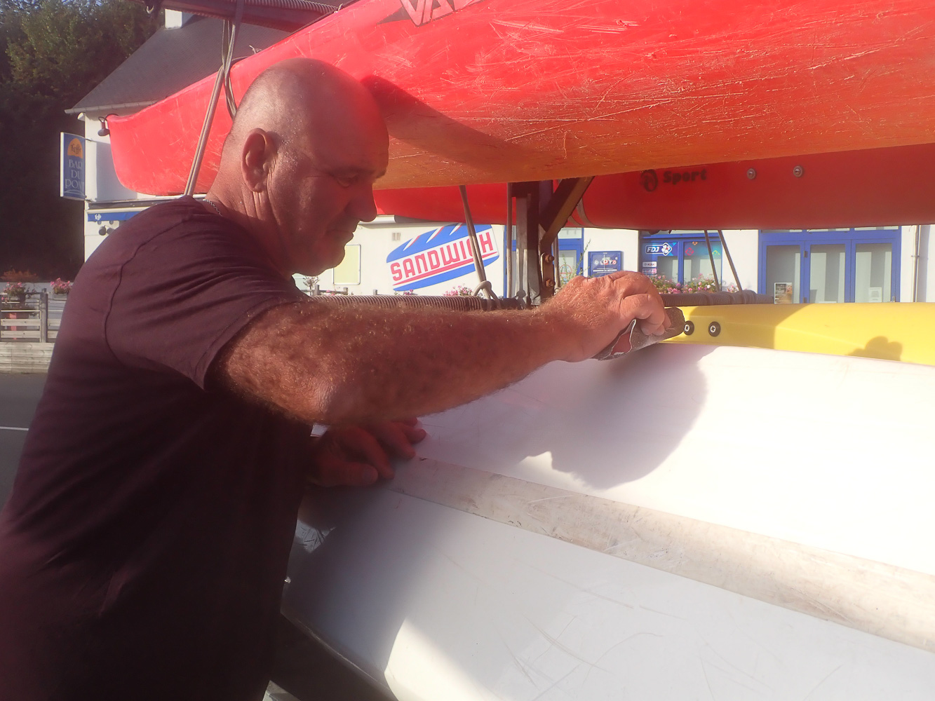 Réparation kayak de mer sur une remorque
